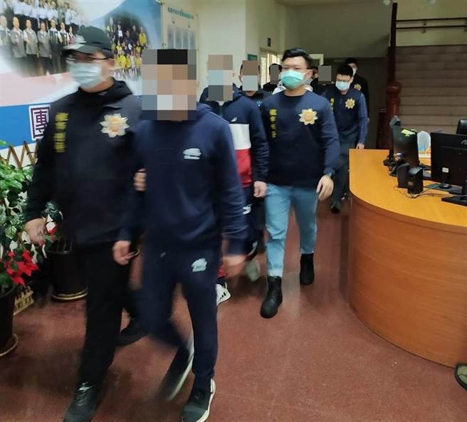 桃园日前发生街头砸车，警方案发3小时内随即逮人移送桃园地检署侦办。（翻摄照片／赖佑维桃园传真）
