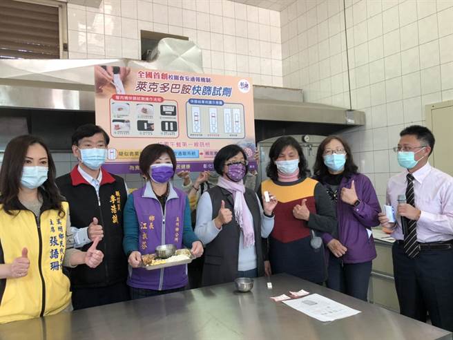 13日彰化县长王惠美，亲自到溪州南州国小视察营养午餐食材烹煮状况，也现场示范快筛使用方式，展现强力防堵莱猪进入校园的决心。(吴建辉摄)