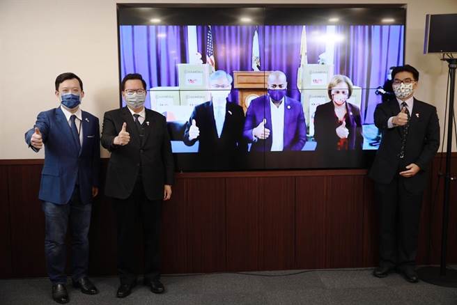 桃园市长郑文灿(左二)与美国纽华克针对全球疫情衝击、智慧机场、智慧城市、智慧产业经济学等议题进行线上视讯对谈。（秘书处提供／蔡依珍桃园传真）