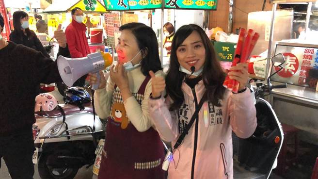 高雄市议员黄捷发春联现场画面。（图／取自脸书「黄捷 高雄市议员」）