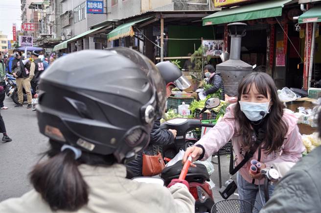 高雄市议员黄捷发春联现场画面。（图／取自脸书「黄捷 高雄市议员」）