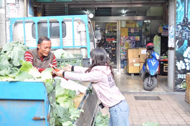 高雄市议员黄捷发春联现场画面。（图／取自脸书「黄捷 高雄市议员」）