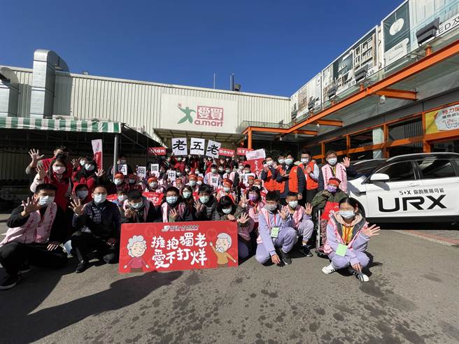 老五老基金会石冈服务中心举办弱势独居长辈陪同购物活动，石冈国中14位学生陪同弱势长辈採买年货，欢喜迎新年。（王文吉摄）