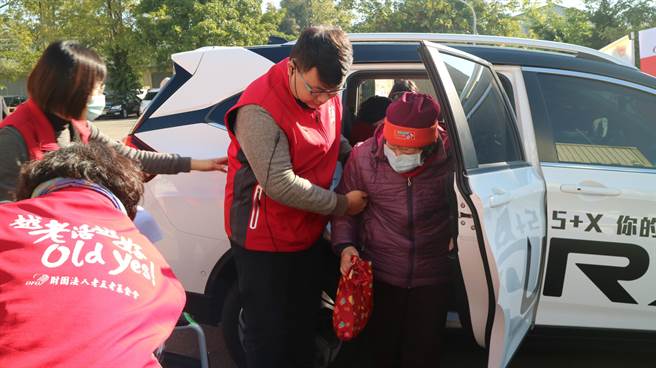 中智捷汽车响应公益活动，出动5辆纳智捷接送12位独居长辈前往爱买丰原店购物。（王文吉摄）