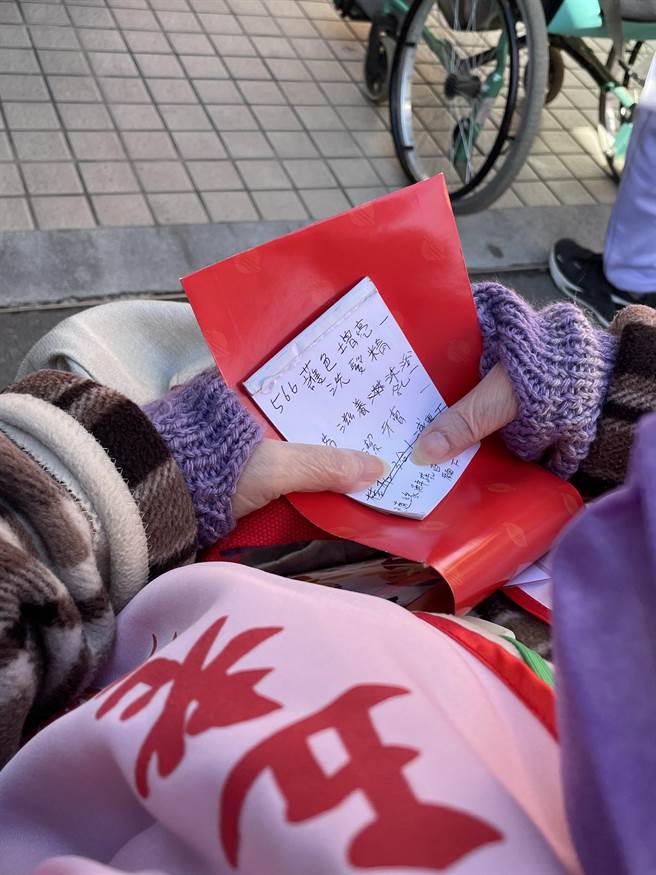 独居长者每人有1000元购物金，购物清单多为食品与生活用品。（王文吉摄）