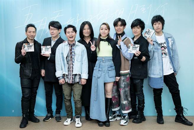 告五人日前担任五月天开场嘉宾，与师兄开心合照。（提供相信音乐）