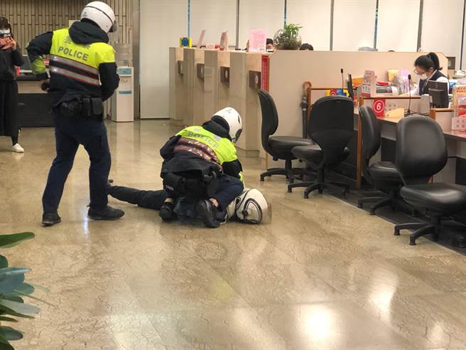 警方将抢匪制伏逮捕，演练过程极为逼真。（翻摄照片／林郁平台北传真）