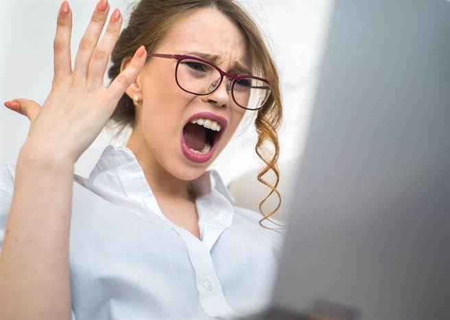 台北1名女大生發現自己臉書莫名其妙出現PO文「但我根本沒劈腿啊，另外兩個都算是床友而已，應該不算劈腿吧？」，竟是男友盜帳號發文，氣得提告求償。（示意圖，達志影像/shutterstock）


