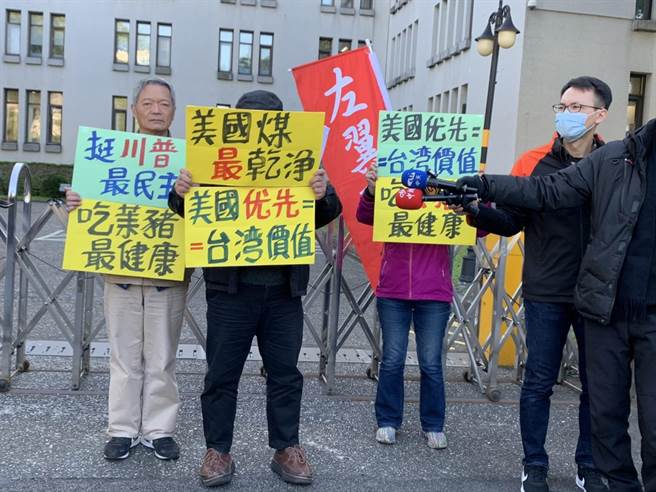 左翼联盟今天在外交部前抗议克拉芙特原订访台计划。（杨孟立摄）