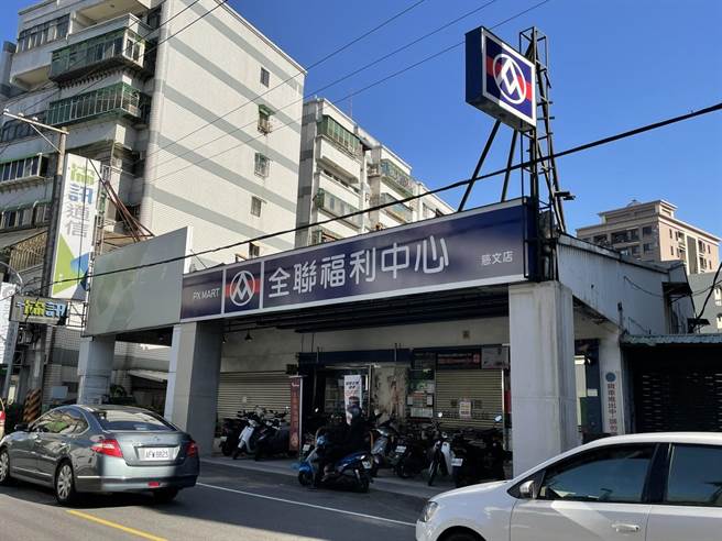 全联桃园慈文店铁门深锁闭店。(蔡依珍摄)