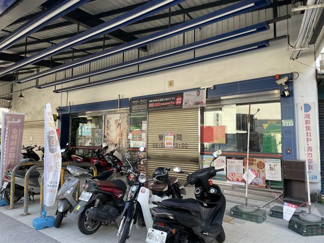 全联桃园慈文店铁门深锁闭店。(蔡依珍摄)