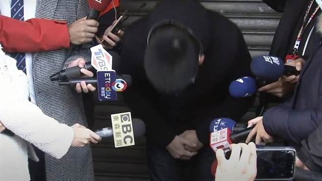 富王鸭肉店1月2日与女熊猫外送员爆发衝突，引发网友挞伐，当事人小老板神隐6日后，亲上火线道歉。（图／翻摄自中时新闻网直播）