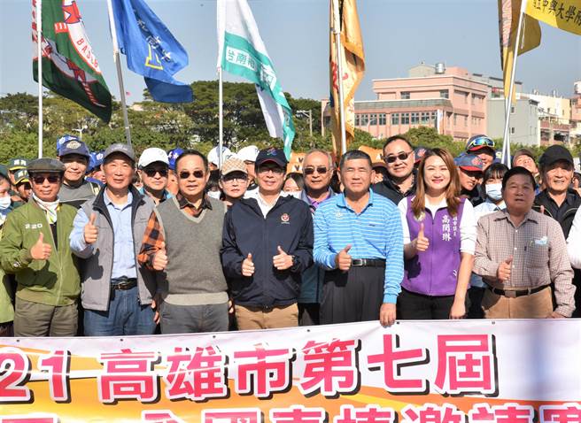 2021第7届螺丝杯全国青棒邀请赛开幕仪式13日下午在冈山棒球场举行，高雄市长陈其迈（前中）出席，与嘉宾、选手合影。（林瑞益摄）