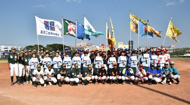 2021第7届螺丝杯全国青棒邀请赛开幕仪式13日下午在冈山棒球场举行，来自9校共12支队伍选手合影。（林瑞益摄）
