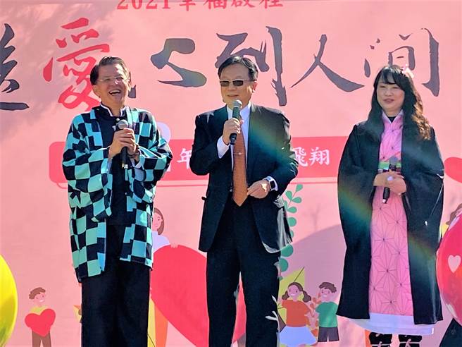 前彰化县长卓伯源（中）也到场力挺，原来精湛建设总经理陈志声是他的表哥，兄弟一起行善，为人间送暖。（卢金足摄）