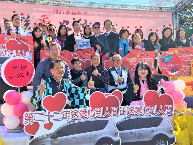 「送爱心到人间」共有32主办单位与68家协办单位，捐赠物资总金额超过750万元。（卢金足摄）