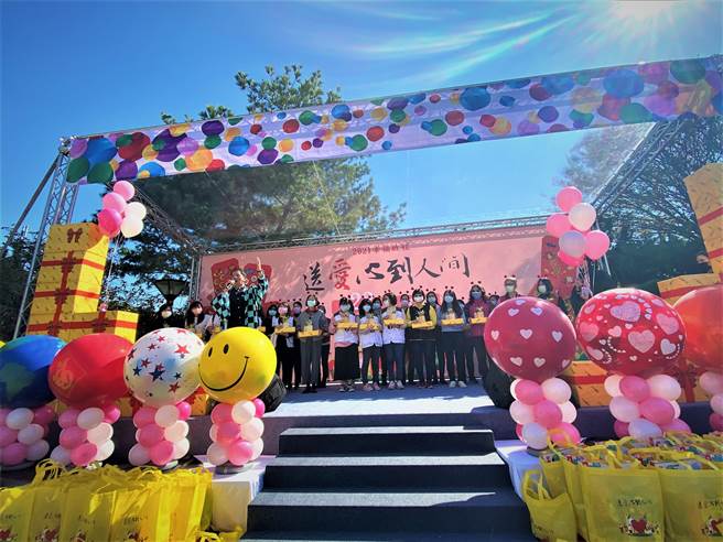 上百家企业携手传承「送爱心到人间」的爱与祝福。（卢金足摄）