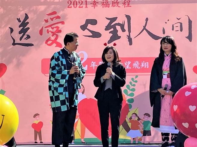 配合防疫政策，虽然必须忍痛取消团圆餐会，但所有参与活动赞助的人们，心一样热情。（卢金足摄）