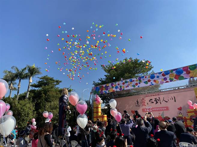 精湛建设总经理陈志声与现场所有来宾一起爆破气球，在满天飞扬气球中揭晓超惊喜的神秘礼物。（卢金足摄）