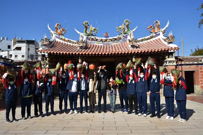 大甲高中高三各班订制特大号的布粽，把大家的心愿带到文昌帝君面前，祈求美梦成真。（王文吉摄）