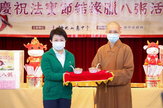 今年佛光山于台中市扩大发放8万碗腊八粥，盼让社会更平安、市民更幸福。（卢金足摄）
