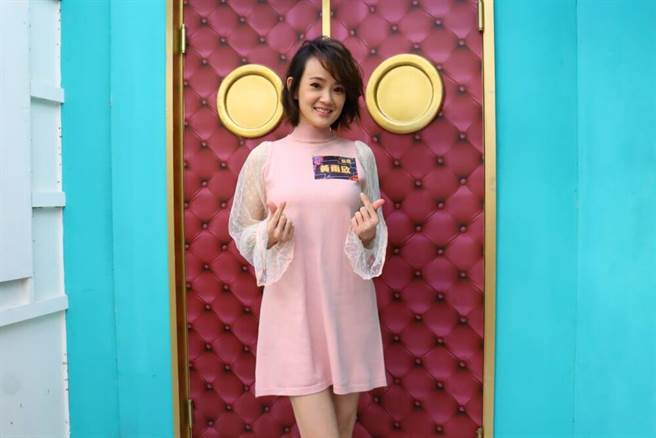 黄雨欣13日录卫视中文台《请问你是哪里人》，近日她带两个女儿定居高雄，与到国家队带奥运选手的跆拳道教练老公刘聪达团圆。（卫视中文台提供）