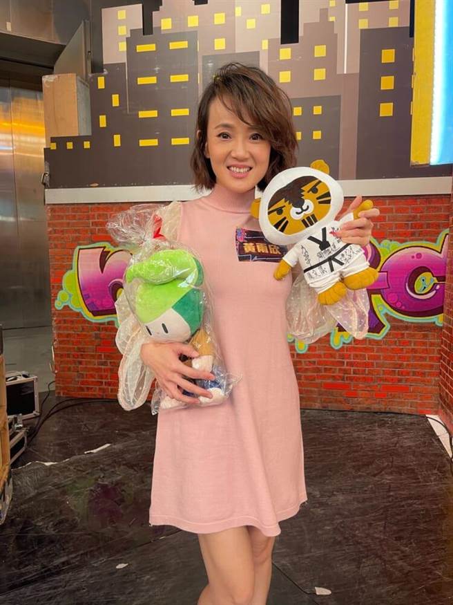 黄雨欣曝选手超贴心，送上「比赛勋章」玩偶给女儿们。（卫视中文台提供）