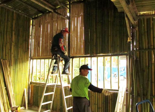 蓝城餐坊由志工们以一片一片的竹子打造，大多建材来自竹山，也有部分为埔里本地竹。（蓝城餐坊提供／黄立杰南投传真）