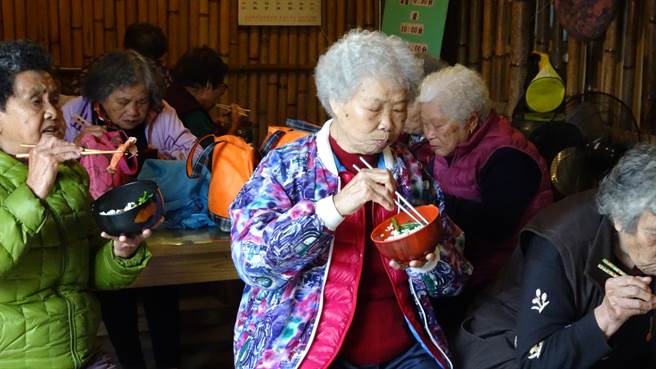 竹屋外观的篮城餐坊，灵感来于「篮城」地名，打造出竹篮包围感受，温暖、窝心的餐厅。（黄立杰摄）