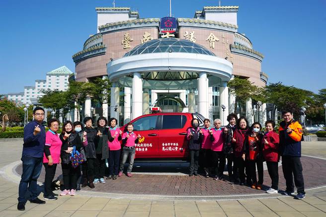 台南市惠心爱心会将会务结束余款175万元购买灾情勘查车及救生艇各1辆捐赠给消防局永华分队。（市议员洪玉凤提供／洪荣志台南传真）