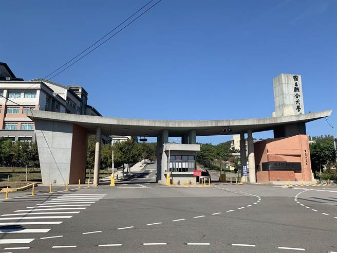 学生结伴自驾出游发生意外事故，学校师生得知噩耗备感遗憾与惋惜。（何冠娴摄）