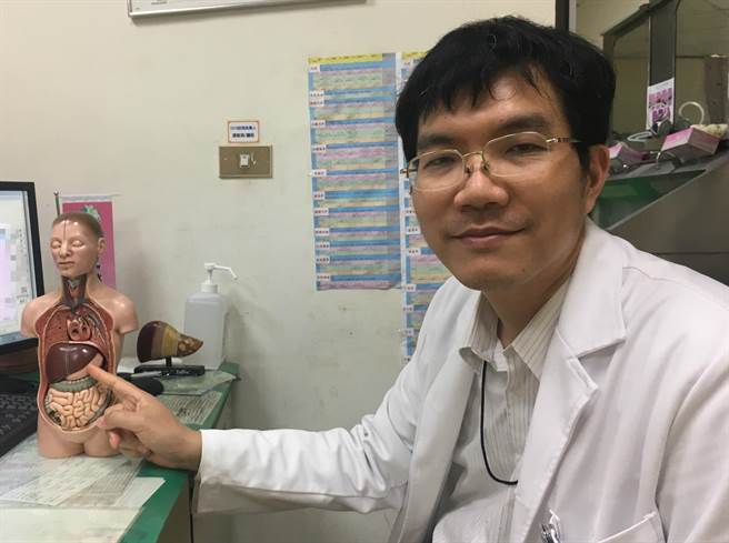 南投醫院肝膽腸胃科主任蔡金記，提醒老人、小孩使用暖暖包要注意安全。（南投醫院提供／廖志晃南投傳真）