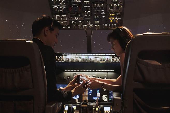 黄立饰演的帅气机师在机舱内向林予晞求婚。（HBO Asia提供）