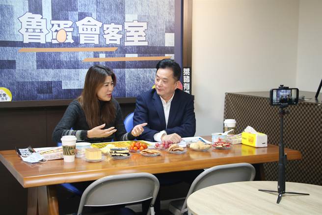 国民党籍立委许淑华13日前往桃园，与同党籍立委鲁明哲一同在脸书节目「鲁蛋会客室」直播。（黄婉婷摄）