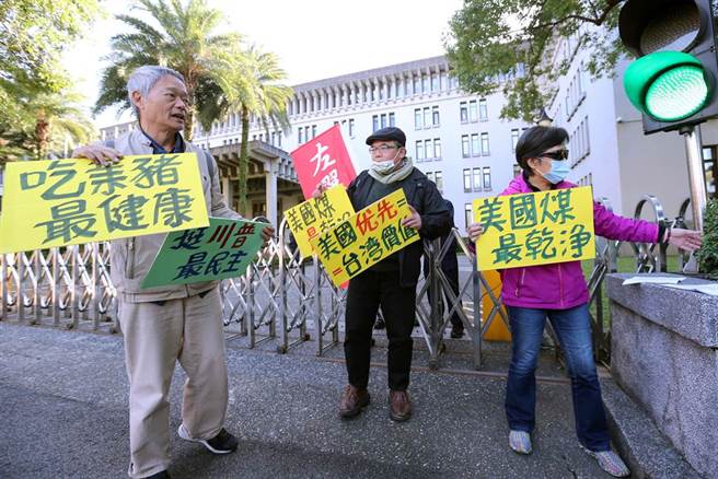 左翼联盟呼吁外交部不要再出卖台湾利益，也不要再做美国的小跟班、小商铺。（黄世麒摄）
