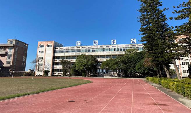 创校近半世纪的私立龙德家商，前年底宣布停招，转型为私立耶鲁国民中小学，却因土地使用问题，13日宣布放弃改制双语学校。（巫静婷摄）