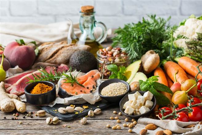 地中海飲食連續4年榮獲「最佳飲食法」，但若是搭配錯誤，效果反而歸零。(示意圖/Shutterstock)