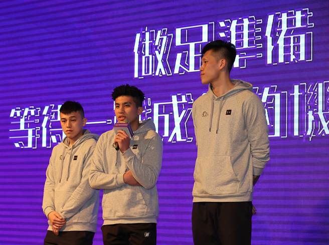 新竹街口攻城狮球员田浩（左起）、高国豪、李家瑞勉励HBL学弟。（大会提供）