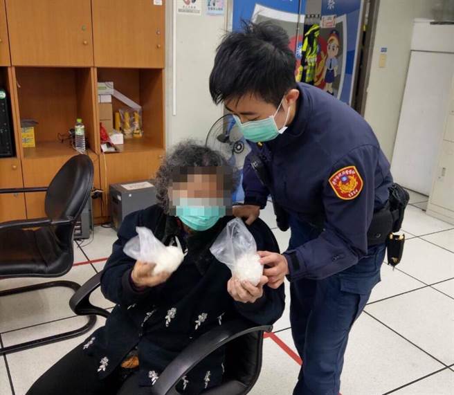 寒流來襲，台中市8旬失智老婦走失，家屬報警急尋找回。（警方提供／陳淑芬台中傳真）