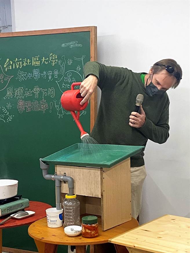 台南社大向自然学设计的孟崇德老师，示范简易雨水搜集系统的装置。（社大提供／李宜杰台南传真）