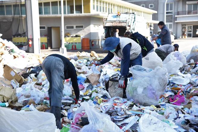 资源回收量大增，民眾勿做好分类，增添清洁队员工作负担。（花莲市公所提供／王志伟花莲传真）