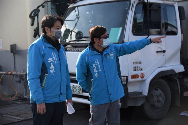 花莲市国家清洁周即将将展开，市长魏嘉贤（左）今天到清洁队关心，由清洁队长吴庆展（右）说明垃圾分类状况，并呼吁民眾落实资源回收分类。（花莲市公所提供／王志伟花莲传真）