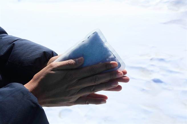 一名網友到藥局欲購買暖暖包，但老闆娘表示一人限購2片，得知背後原因讓原PO超感動。(示意圖/達志影像)