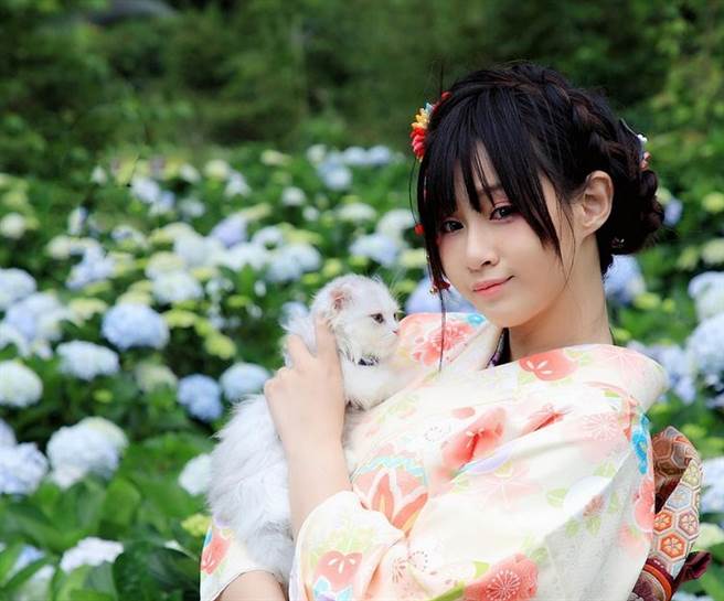 网红卡比兔是一名人气Coser，以cosplay许多知名动漫人物受关注，且多半都是挑战禁忌的尺度，时常让网友看了脸红心跳。(图/ 摘自卡比兔IG)