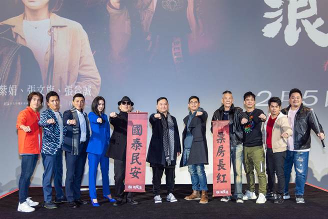 剧组祈福国泰民安，票房长红。（巧克丽娱乐提供）