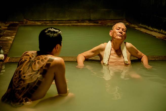 龙劭华透露电影《角头—浪流连》中有全裸泡温泉的桥段。（巧克丽娱乐提供）