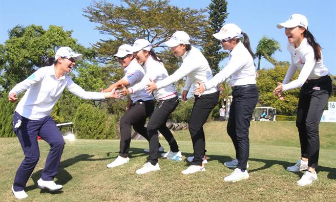 台丰男女职业高球对抗赛，徐薇凌率领娘子军力压男子队，拿下60万元奖金。(TPGA提供)