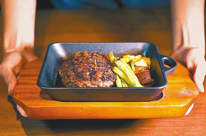 乾杯集团的「高木食堂」主攻和牛汉堡排与和牛咖哩饭。图／姚舜