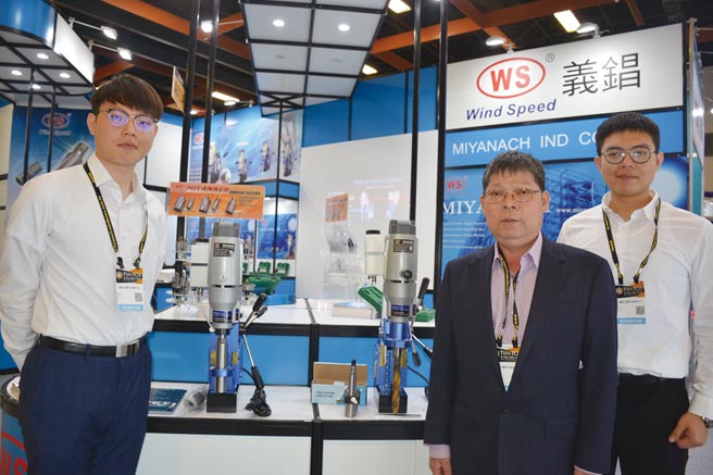 義錩公司董事長曾明州（右二）表示，義錩以「WS」鑽孔機稱冠國內外市場，穩坐市場寶座。圖／李水蓮