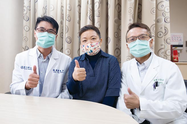 东元综合医院泌尿科主任黄贤祥（右）及泌尿科主治医师戴顺庆（左）并肩执行新式「双镜联合碎石术」，确实将结石彻底清除。图／业者提供